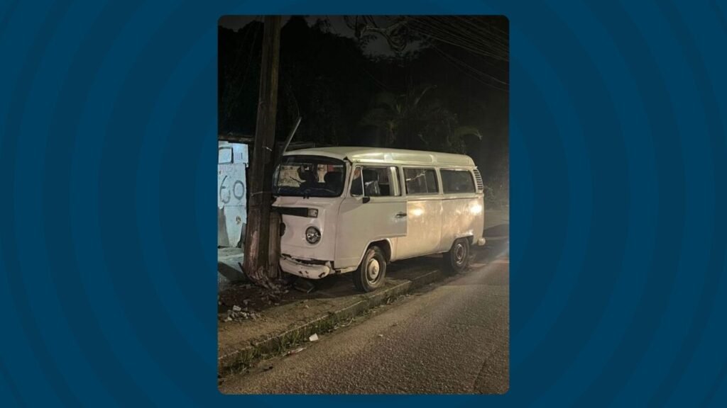 Kombi após atingir poste na Avenida Caxangá, no Recife