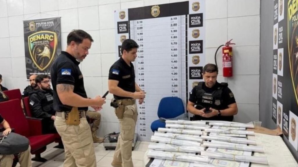 Policiais civis analisam documentos durante ação da Operação Alvitre III