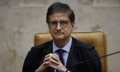 Paulo Gonet, de toga, sentado diante de um microfone.