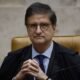 Paulo Gonet, de toga, sentado diante de um microfone.