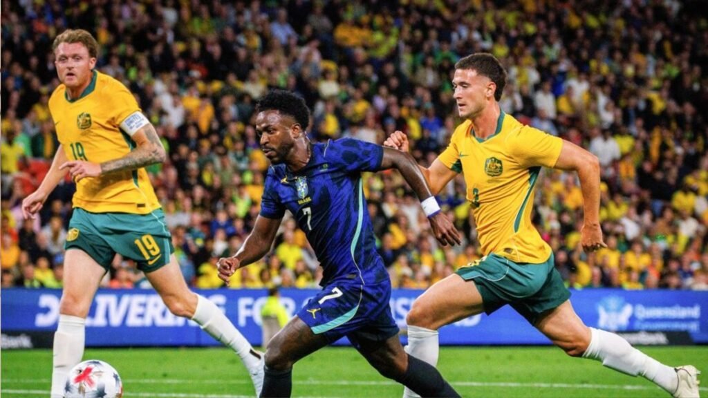 Vini Jr. disputa a bola contra a Austrália