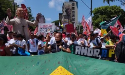 Manifestantes participam do Grito dos Excluídos no Recife com bandeira do Brasil