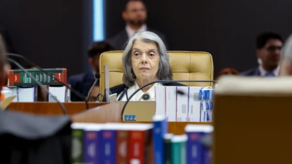 Cármen Lúcia durante sessão marcada por crise no STF