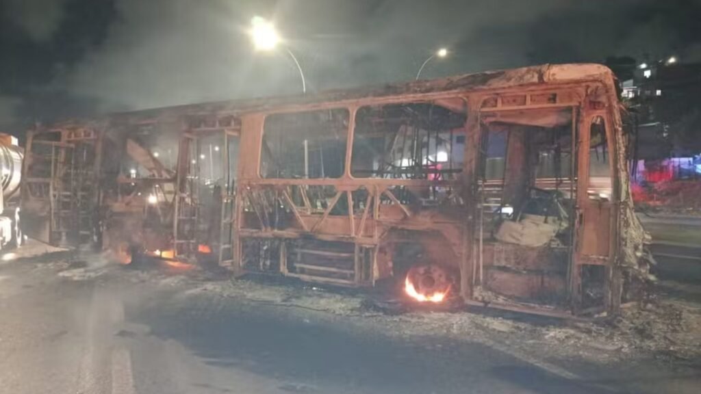 Ônibus destruído por incêndio na BR-101