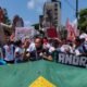 Manifestantes participam do Grito dos Excluídos no Recife com bandeira do Brasil