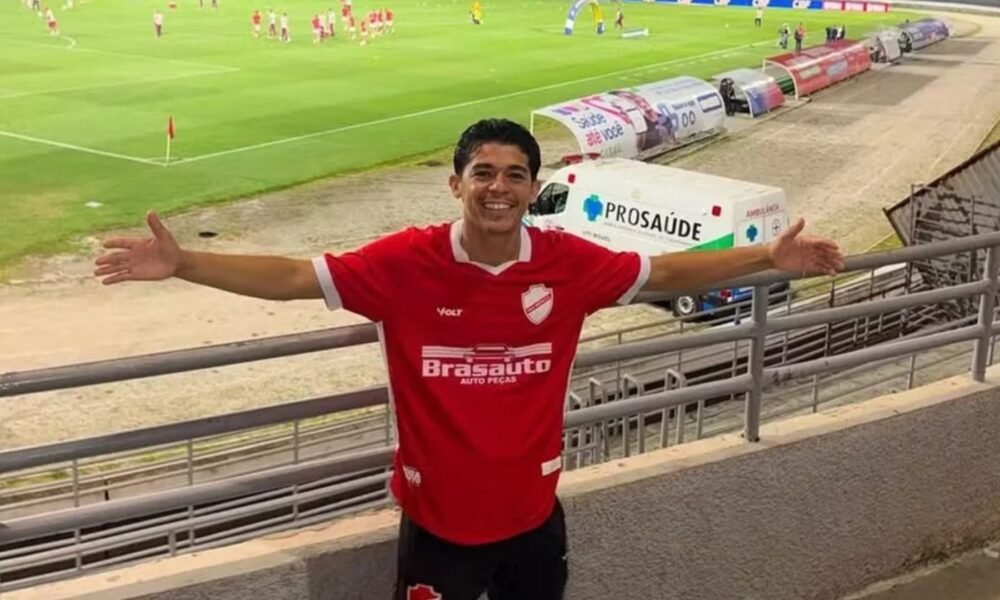 Matheus Machado com camisa do Vila Nova