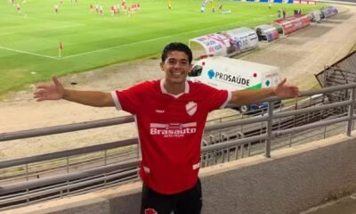 Matheus Machado com camisa do Vila Nova
