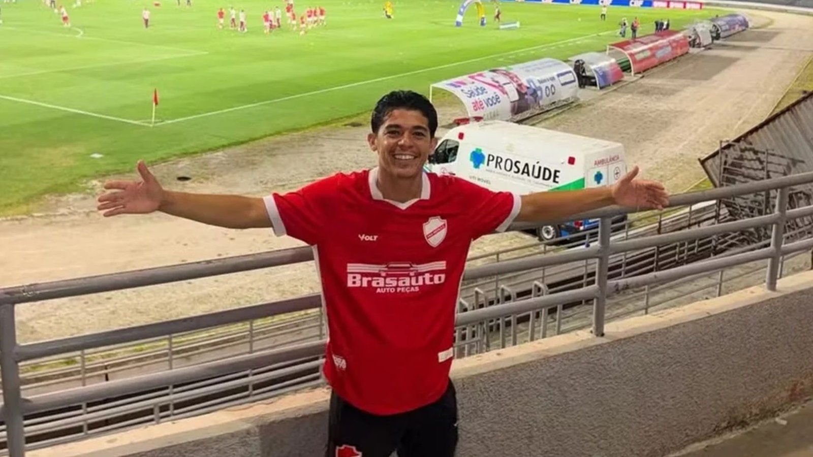 Matheus Machado com camisa do Vila Nova