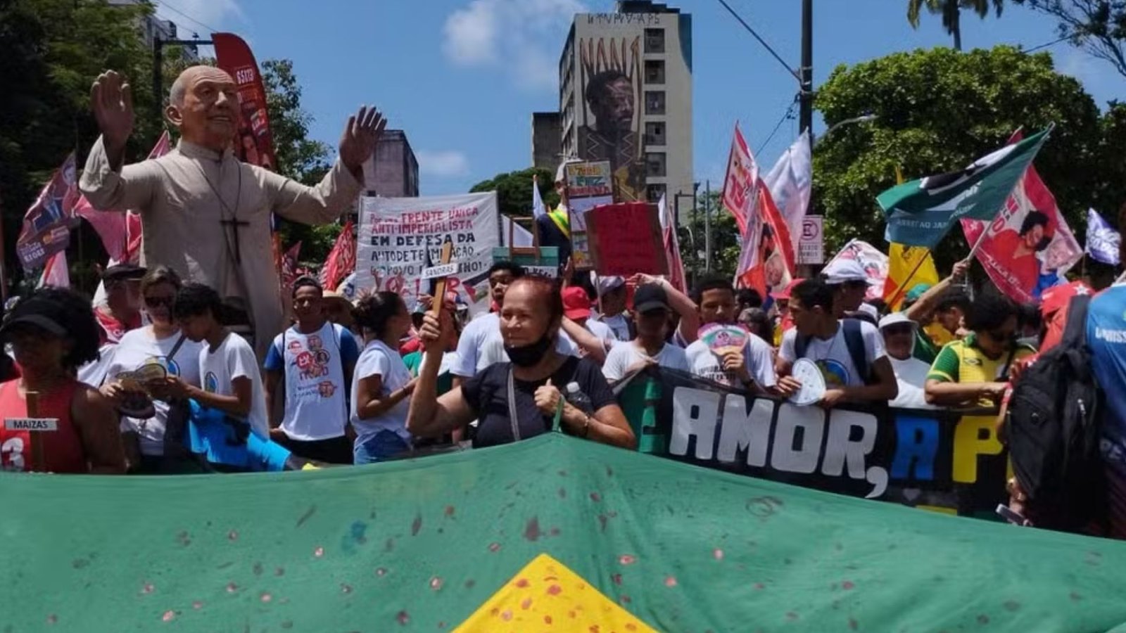 Manifestantes participam do Grito dos Excluídos no Recife com bandeira do Brasil
