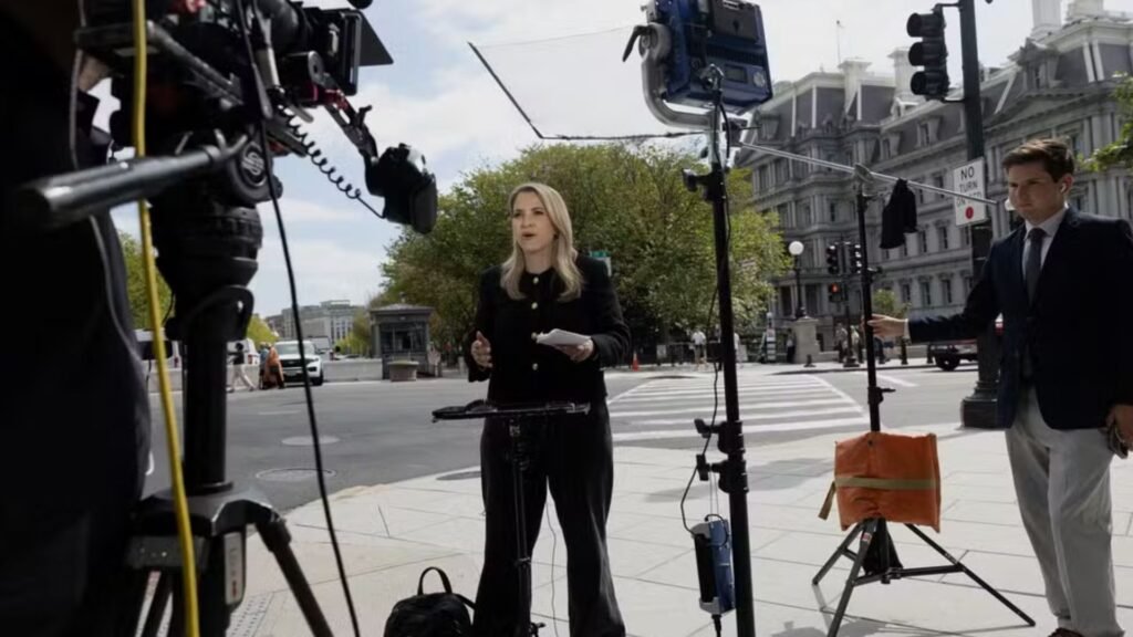 Repórter da CNN faz transmissão em uma rua de Washington