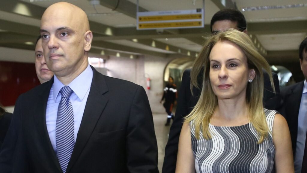 Alexandre de Moraes e Viviane Barci de Moraes caminham juntos