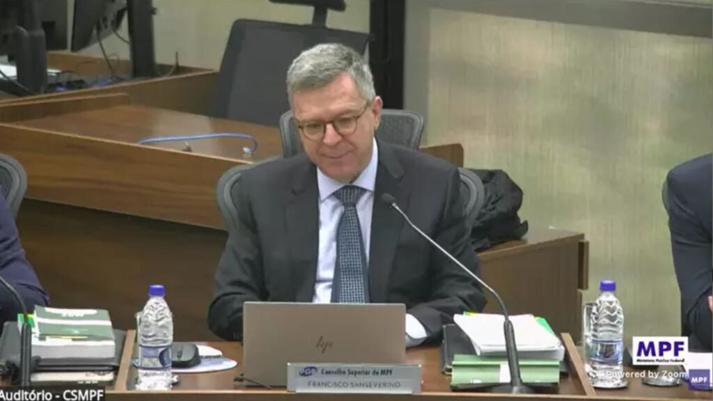 Francisco Sanseverino sentado à mesa durante sessão do Conselho Superior do MPF.