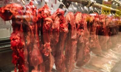 Cortes de carne bovina expostos em açougue.