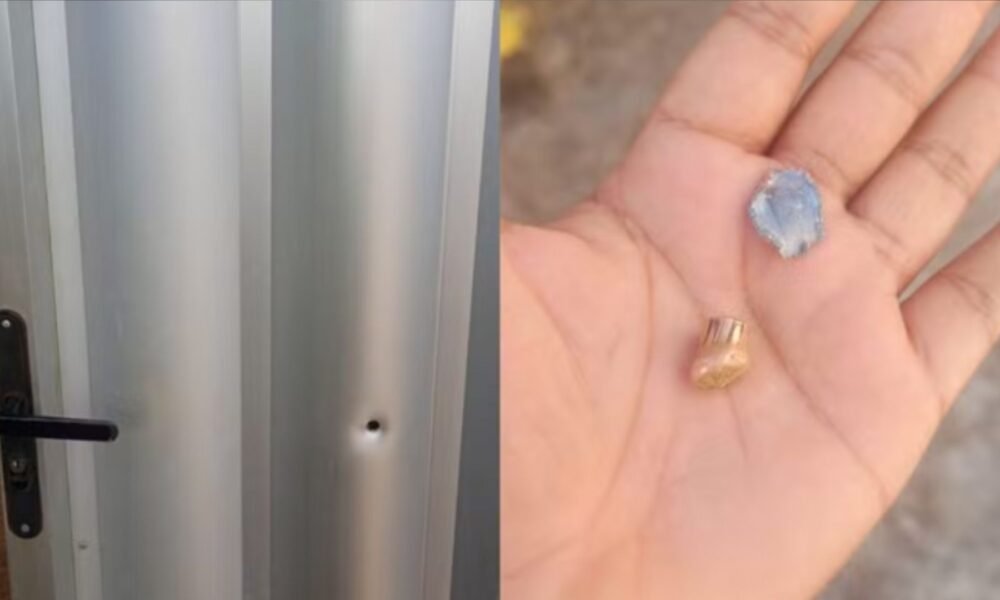 Marca de tiro e projéteis encontrados no terreiro.