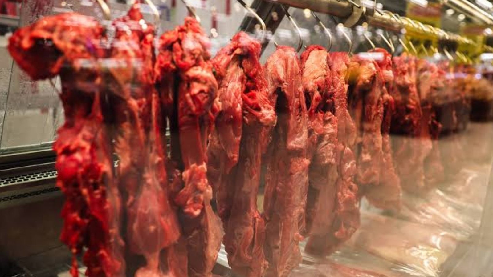 Cortes de carne bovina expostos em açougue.