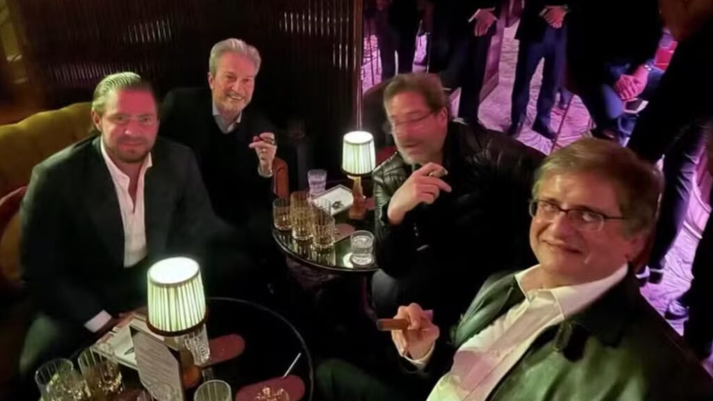 Daniel Vorcaro e Paulo Gonet sentados com outras duas pessoas à mesa.