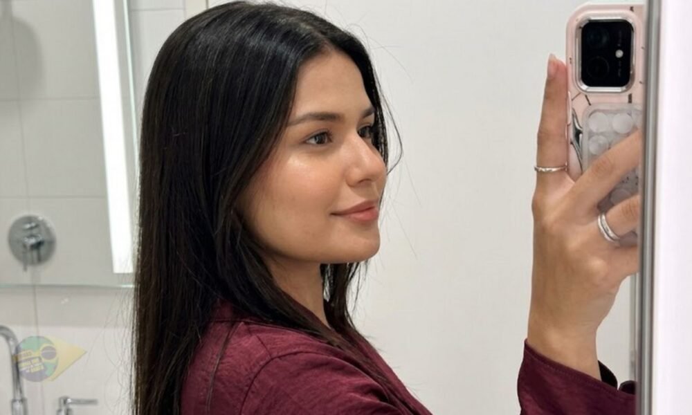 Isabelle Caracristi tira uma selfie diante do espelho