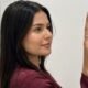 Isabelle Caracristi tira uma selfie diante do espelho