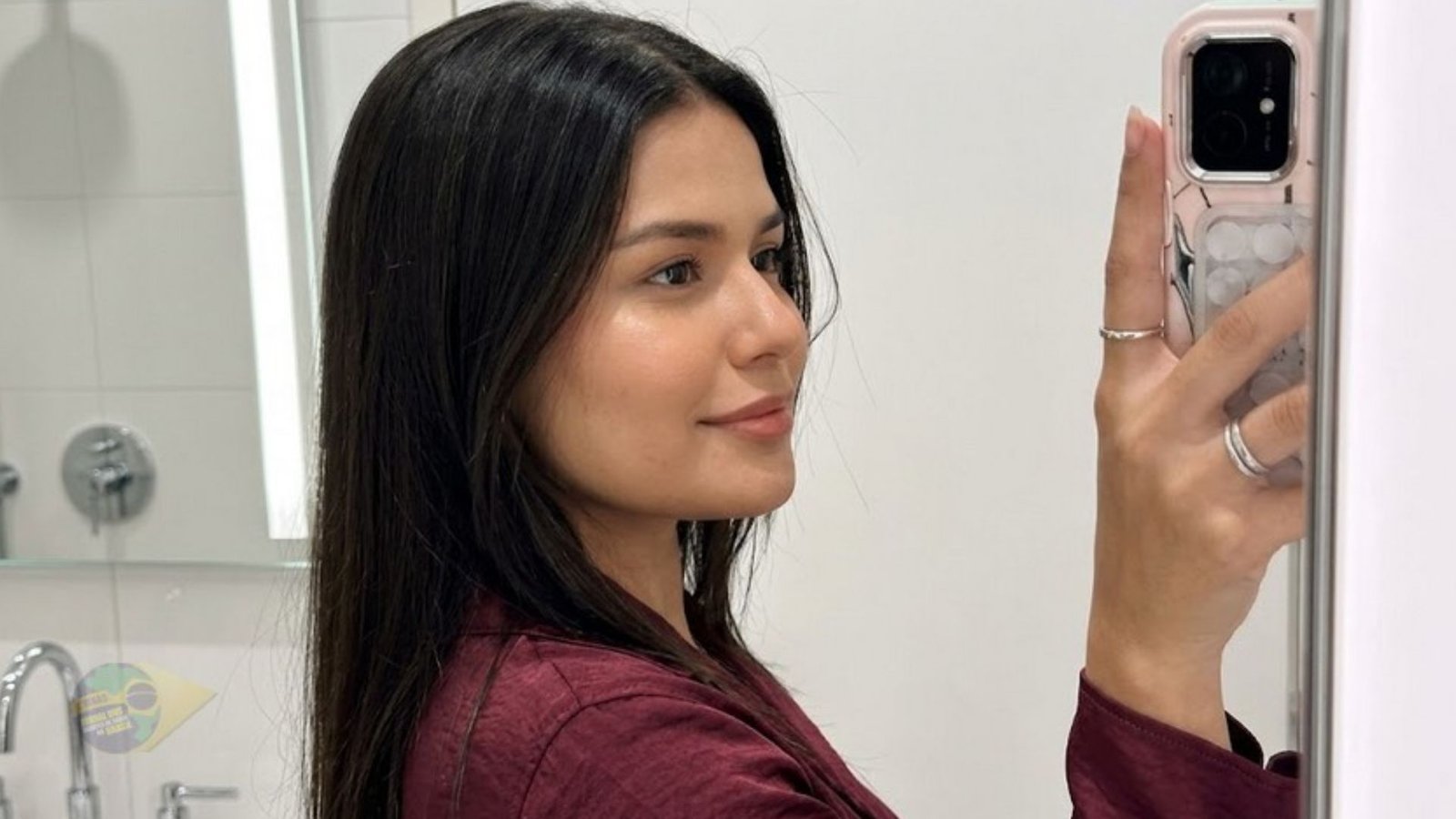 Isabelle Caracristi tira uma selfie diante do espelho
