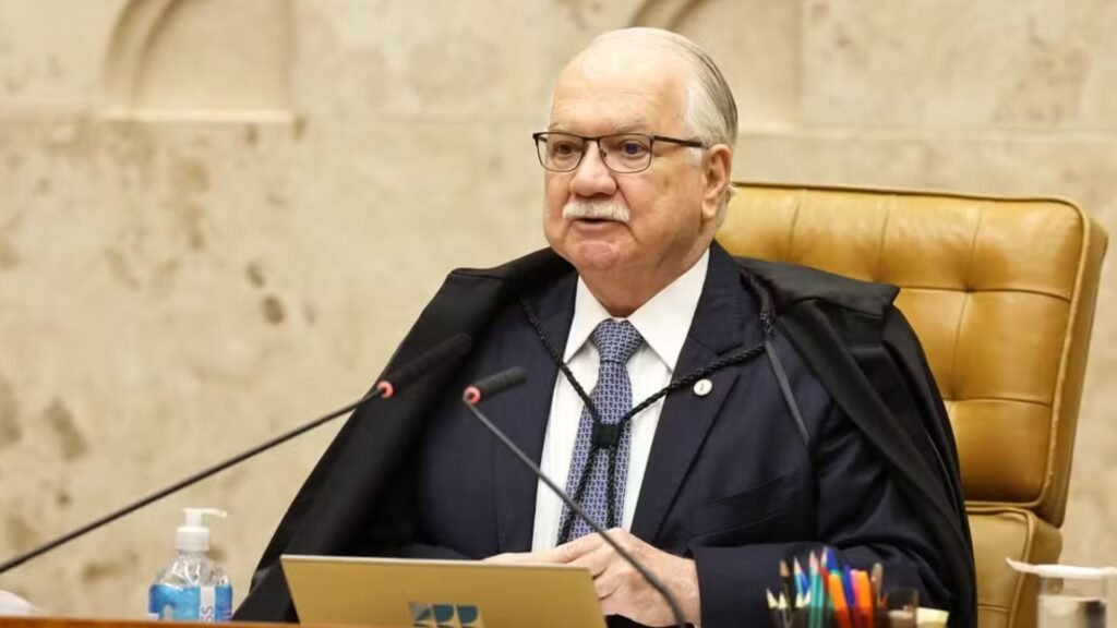 Edson Fachin durante sessão do STF