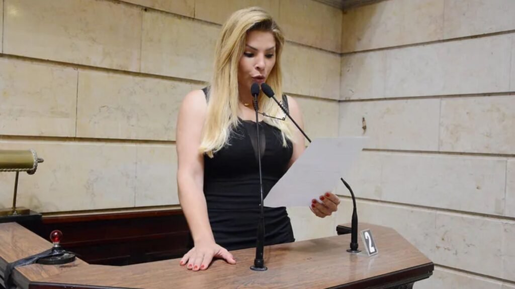 Veronica Costa fala ao microfone na Câmara Municipal