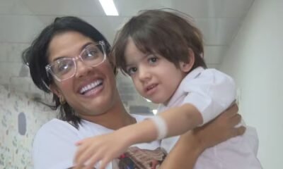 André Luiz no colo da mãe após alta hospitalar
