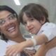 André Luiz no colo da mãe após alta hospitalar