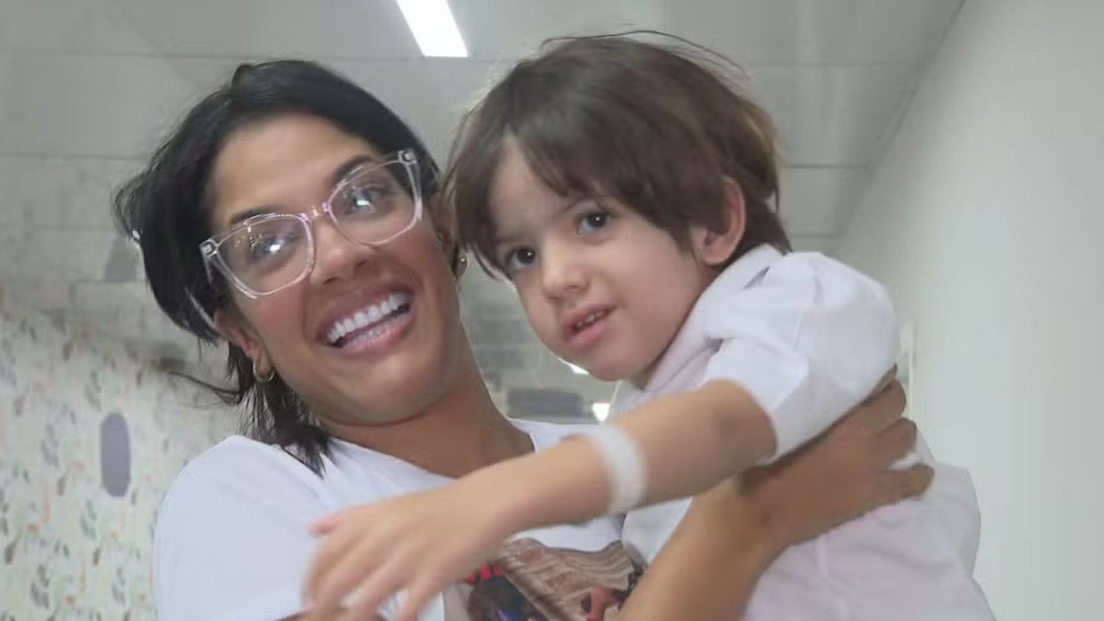 André Luiz no colo da mãe após alta hospitalar