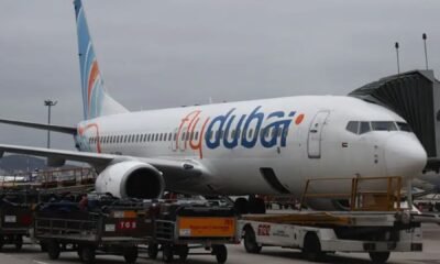 Avião da Flydubai estacionado em aeroporto