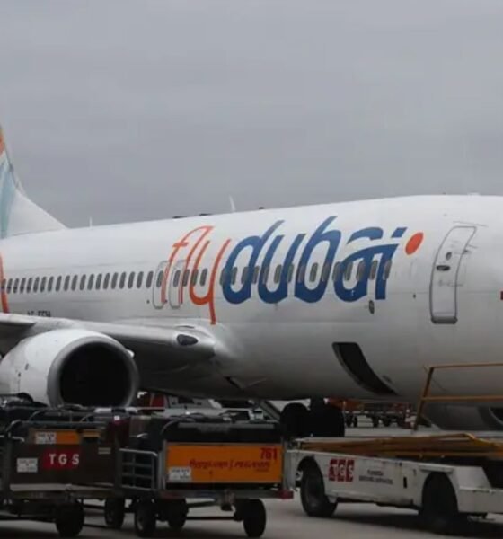 Avião da Flydubai estacionado em aeroporto