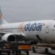 Avião da Flydubai estacionado em aeroporto