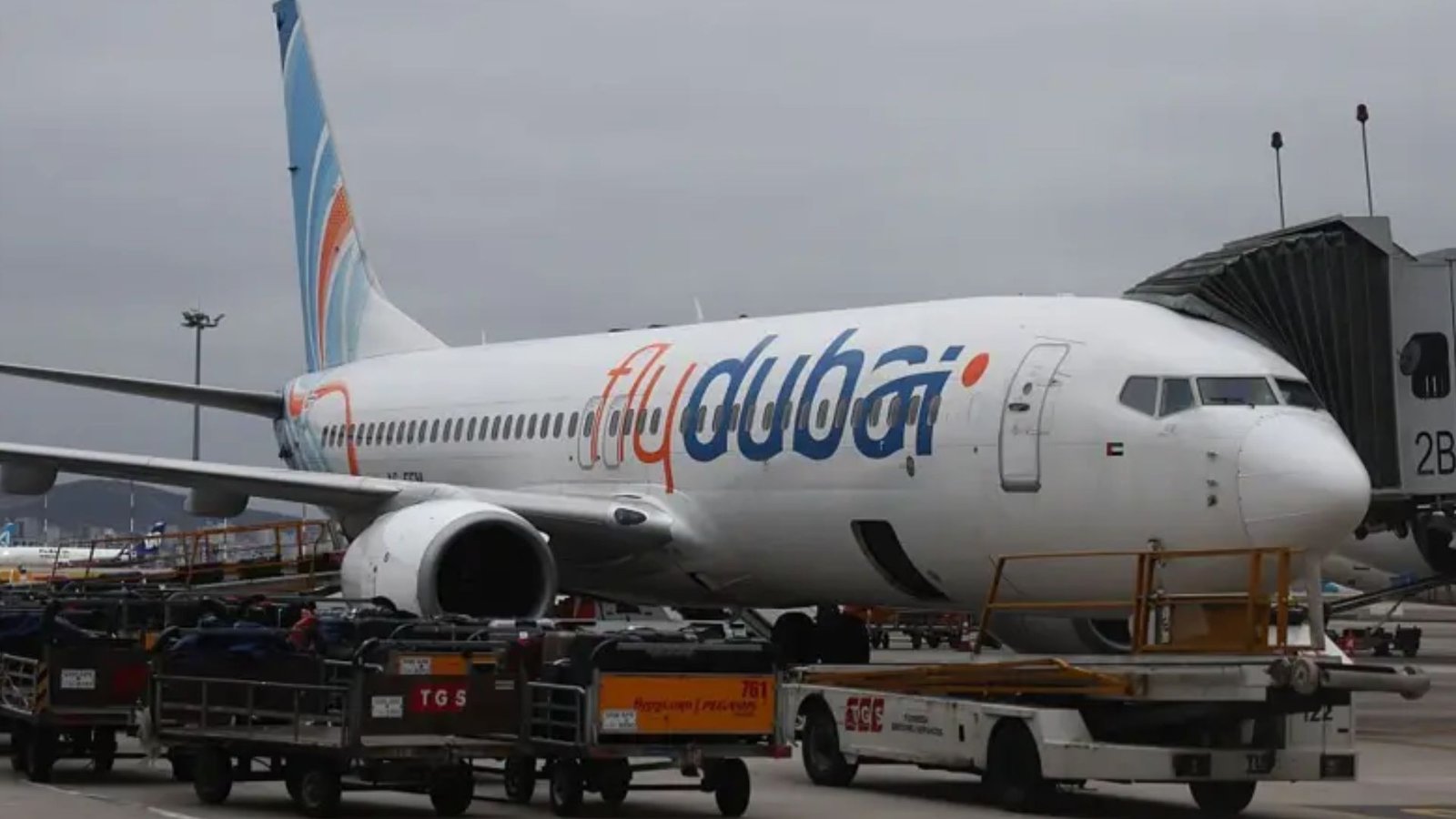 Avião da Flydubai estacionado em aeroporto