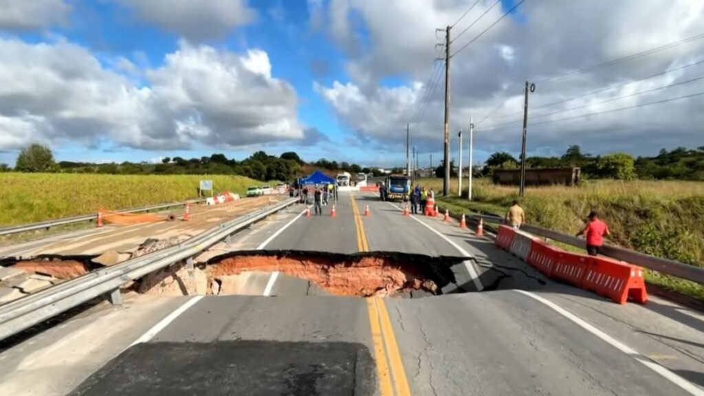 Cratera bloqueia trecho da PE-034