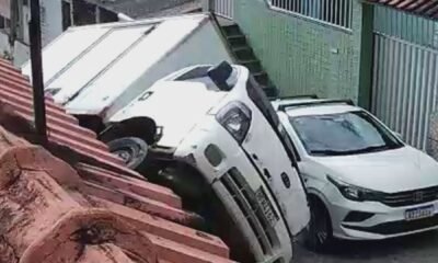 Caminhão tombado em ladeira no Recife