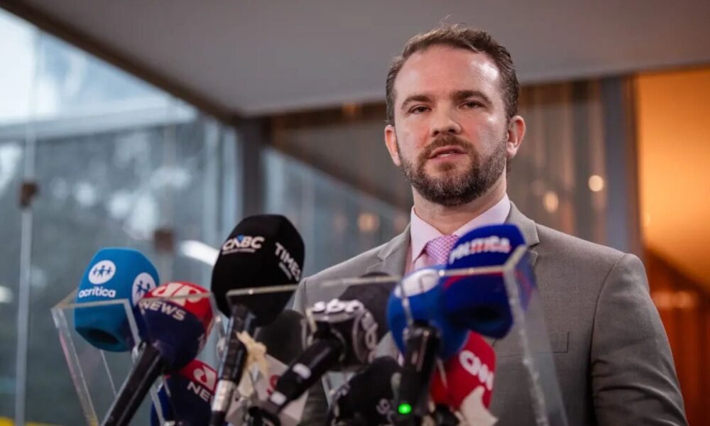 Dario Durigan fala à imprensa diante de microfones