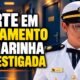 Ilustração de uma oficial da Marinha diante de um corredor, com chamada sobre investigação de morte em alojamento