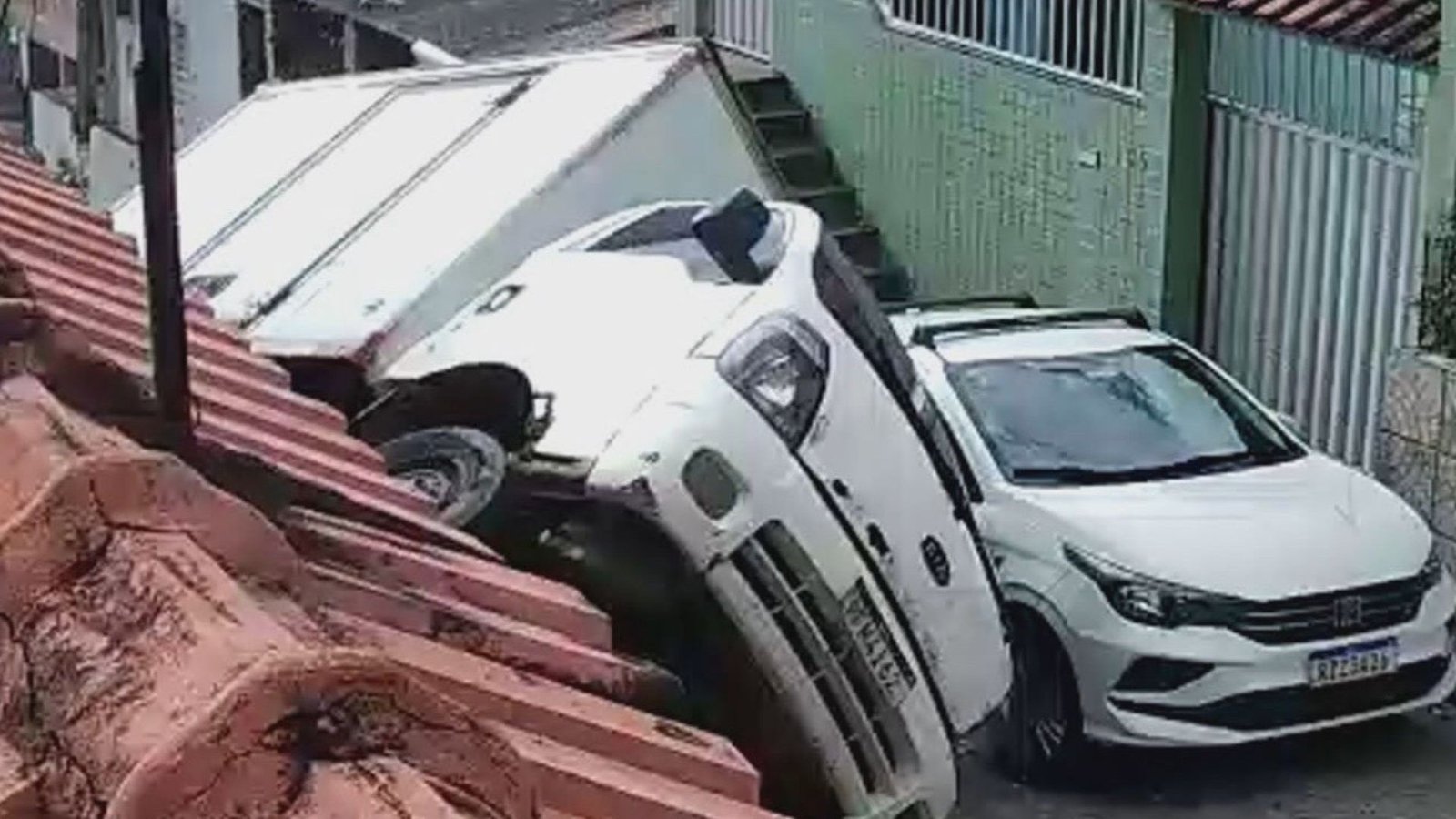 Caminhão tombado em ladeira no Recife
