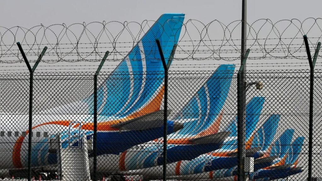 Aviões da Flydubai estacionados atrás de cerca