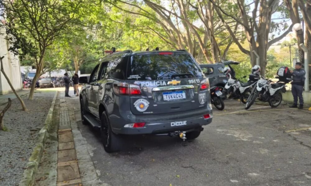 Viatura, motocicletas e policiais militares durante operação policial