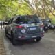Viatura, motocicletas e policiais militares durante operação policial