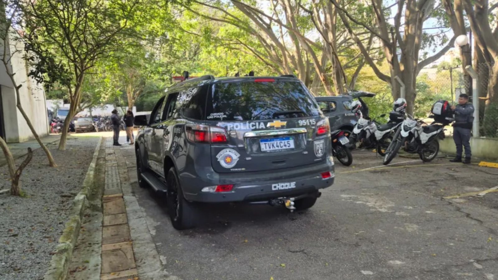 Viatura, motocicletas e policiais militares durante operação policial