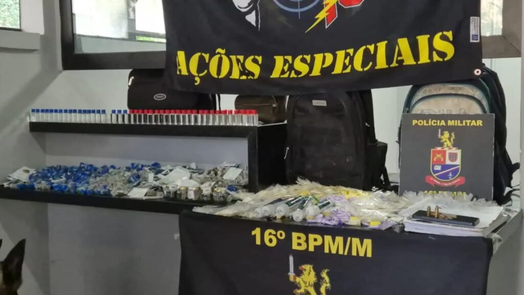 Materiais expostos ao lado da identificação do 16º Batalhão da Polícia Militar