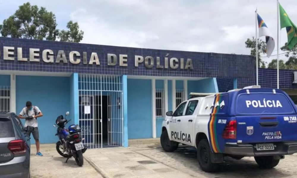 Delegacia de Polícia com viaturas estacionadas em frente ao prédio.