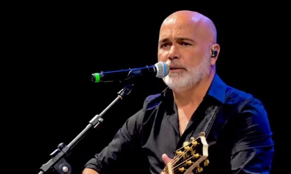Cantor Rick durante apresentação musical