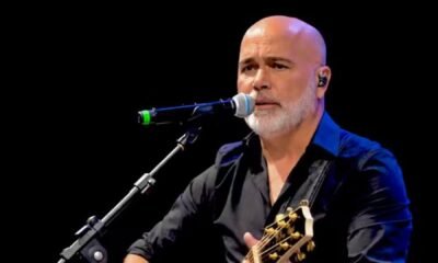 Cantor Rick durante apresentação musical