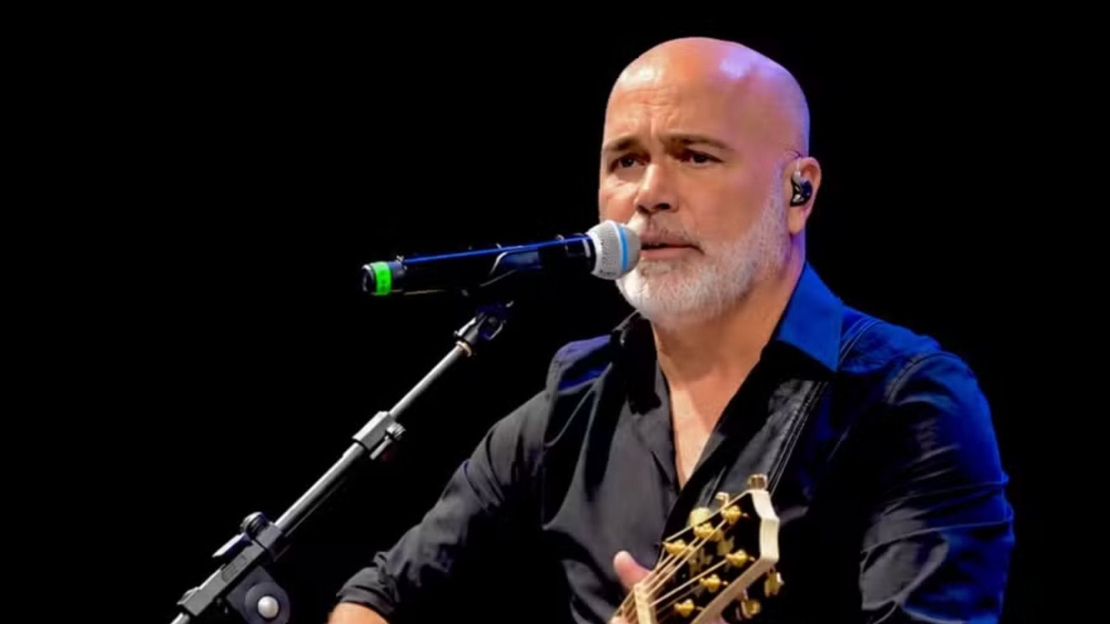 Cantor Rick durante apresentação musical