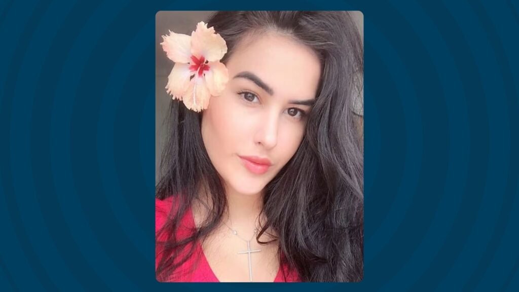 Retrato de Kathlyn Izabel Becker com uma flor no cabelo