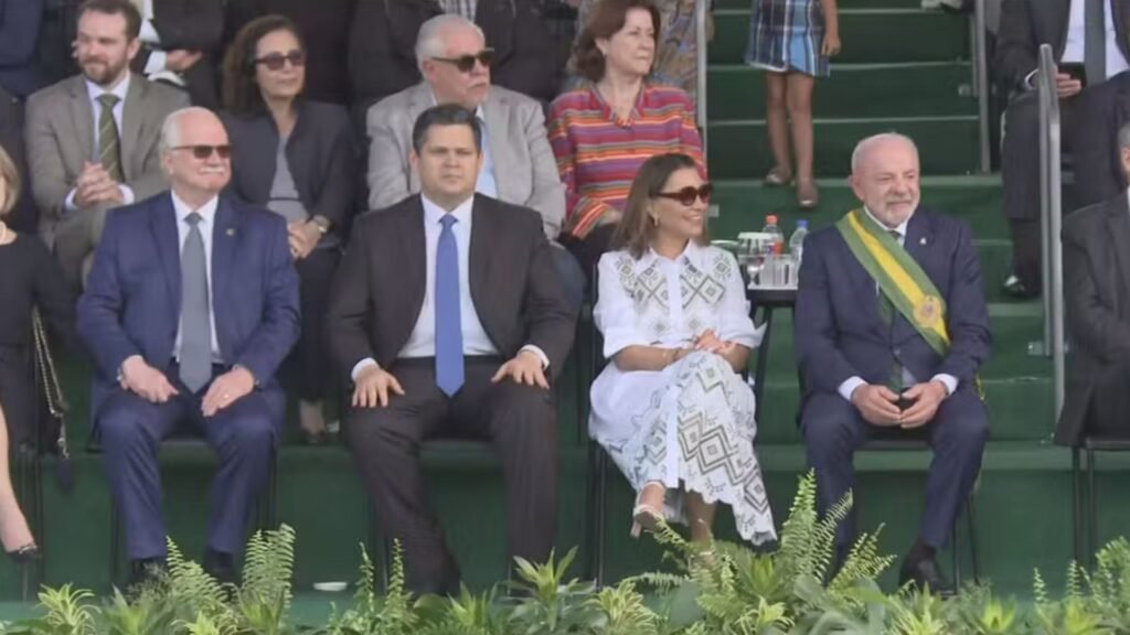 Edson Fachin acompanha o desfile de 7 de Setembro na tribuna de honra em Brasília