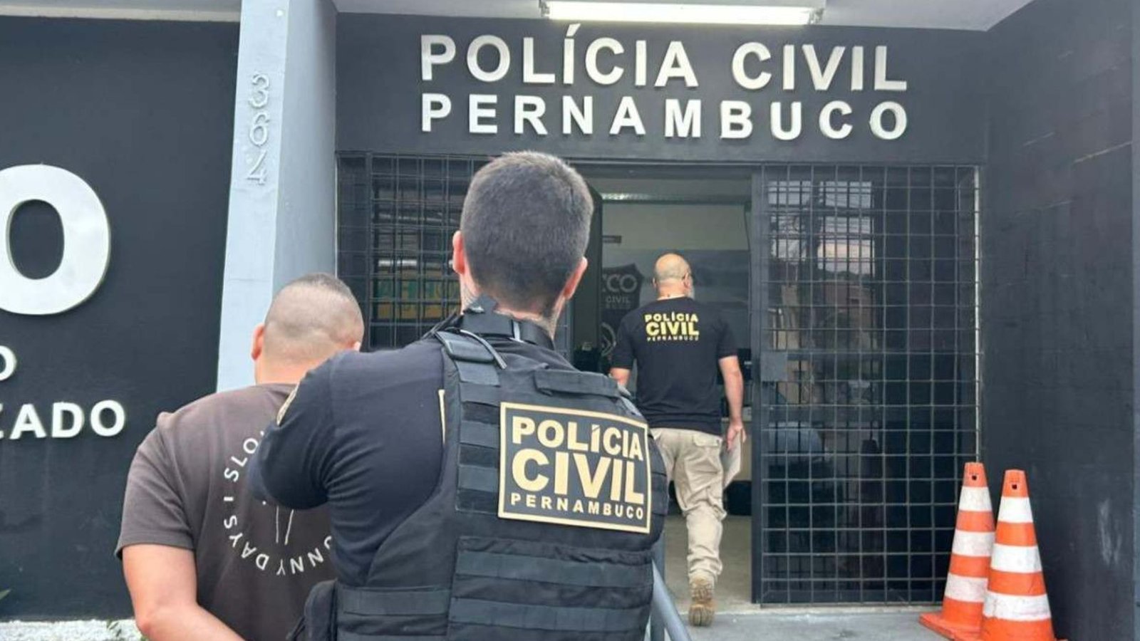 Polícia Civil durante a Operação Golpe Duplo no Grande Recife