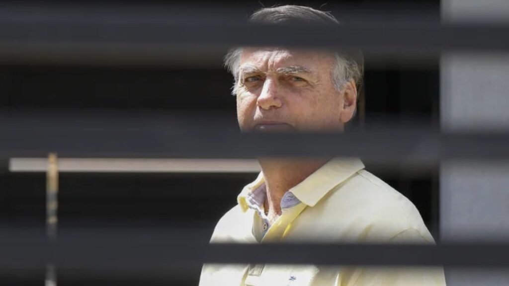 Jair Bolsonaro visto entre faixas escuras